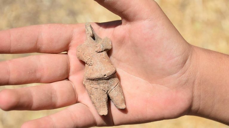 İzmir’de 7 bin 800 yıllık kadın figürlü heykel bulundu