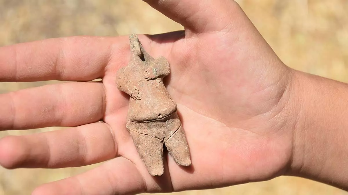 İzmir'de 7 bin 800 yıllık kadın figürlü heykel bulundu