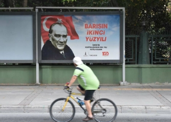 İzmir'de 9 Eylül afişleri tartışma yarattı