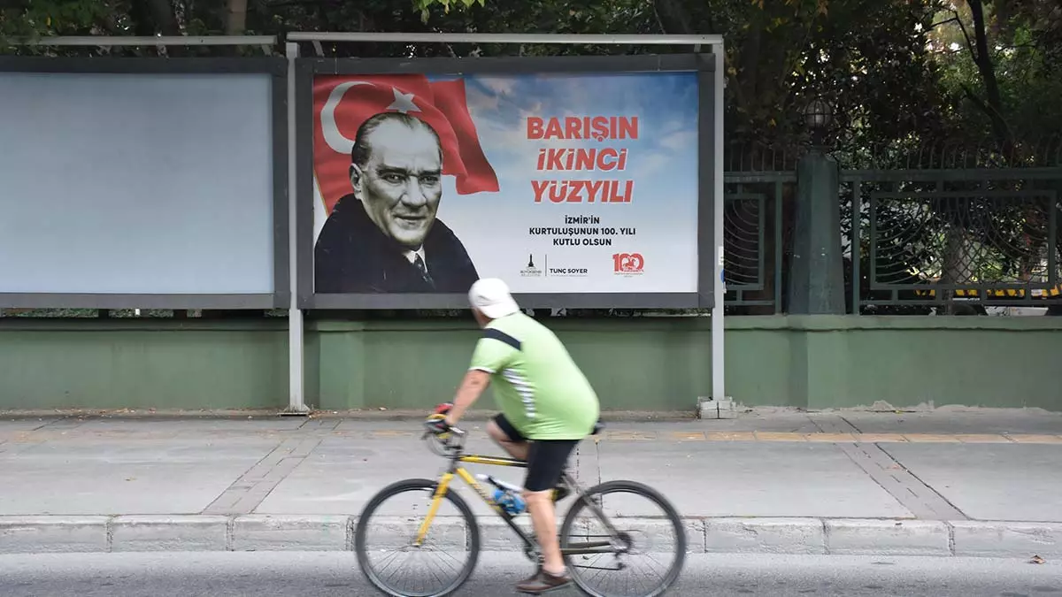 İzmir'de 9 eylül afişleri tartışma yarattı