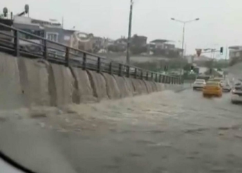 İzmir'de etkili olan sağanakta yollar göle döndü