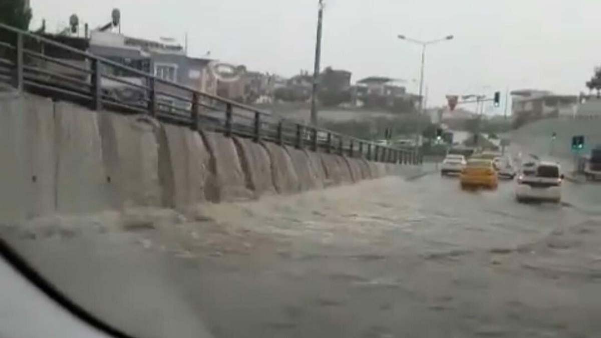 İzmir'de etkili olan sağanakta yollar göle döndü