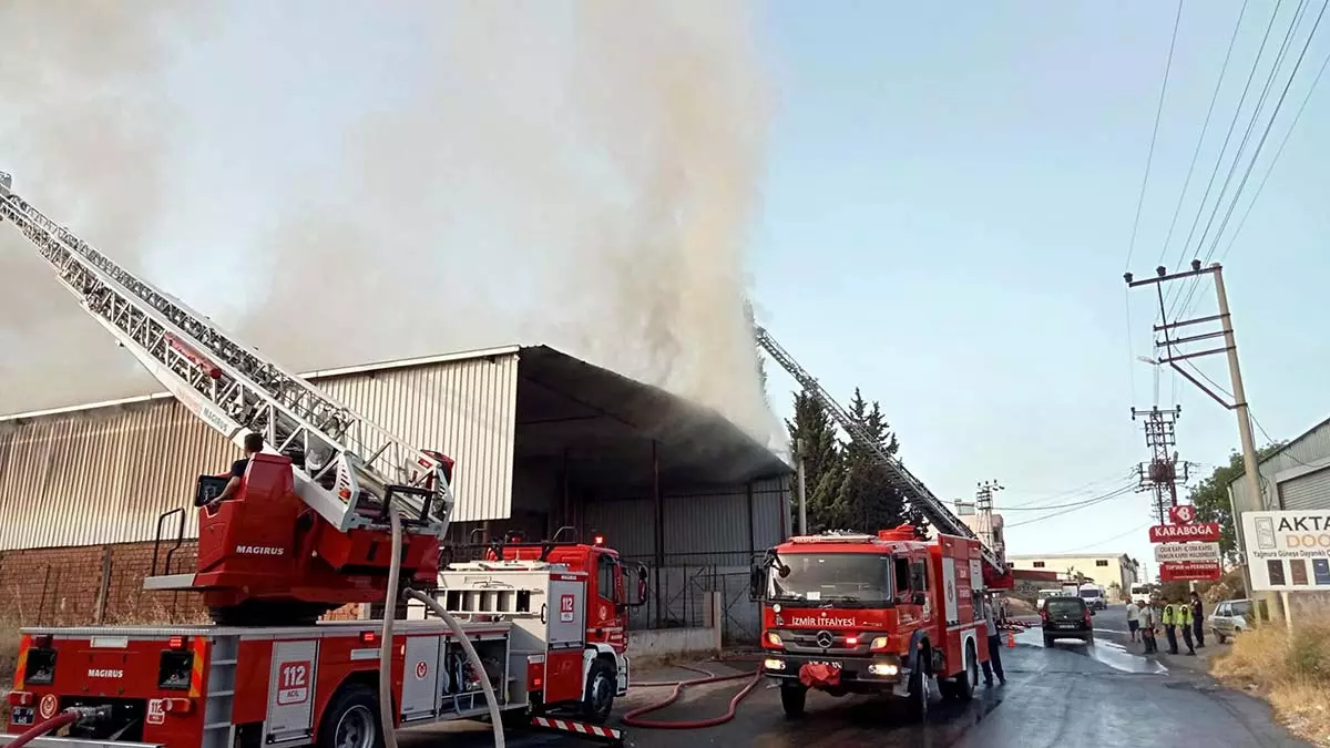 İzmir'de, plastik fabrikasında yangın