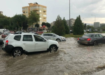 İzmir'de sağanak etkili oldu