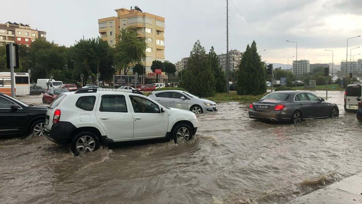 İzmir'de sağanak etkili oldu