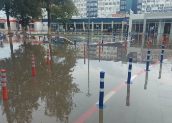 İzmir'de sağanak yağış sokakları göle çevirdi