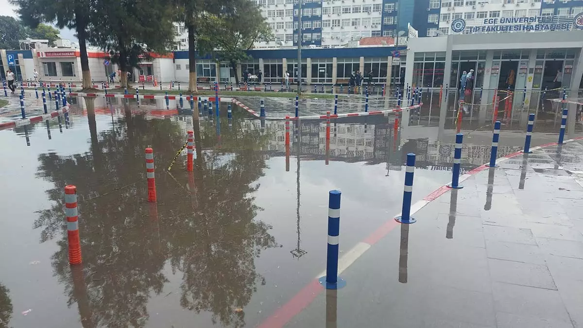 İzmir'de sağanak yağış sokakları göle çevirdi