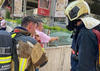 Kafe mutfağında yangın; 5 kişi dumandan etkilendi