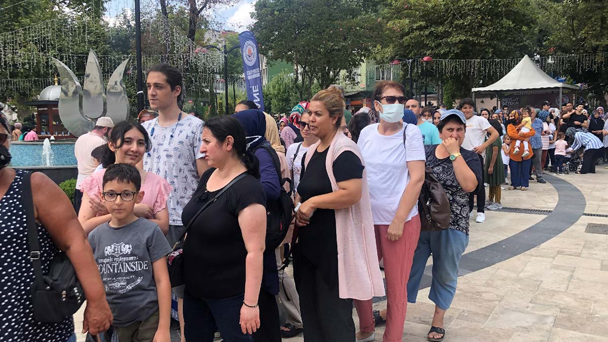 Kağıthane'de metrelerce aşure kuyruğu