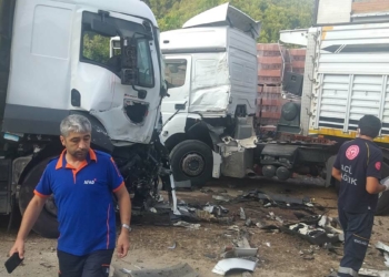 Kamyon, park halindeki TIR'lara çarptı