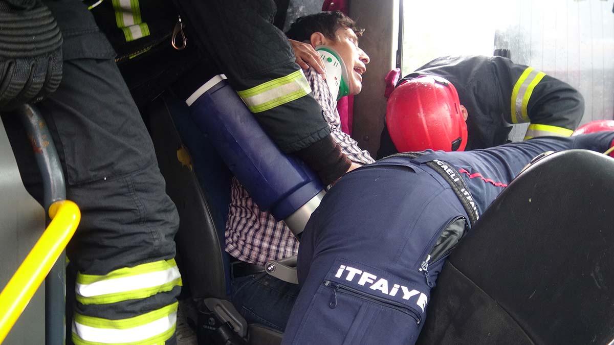 Kamyona çarptığı midibüste sıkıştı