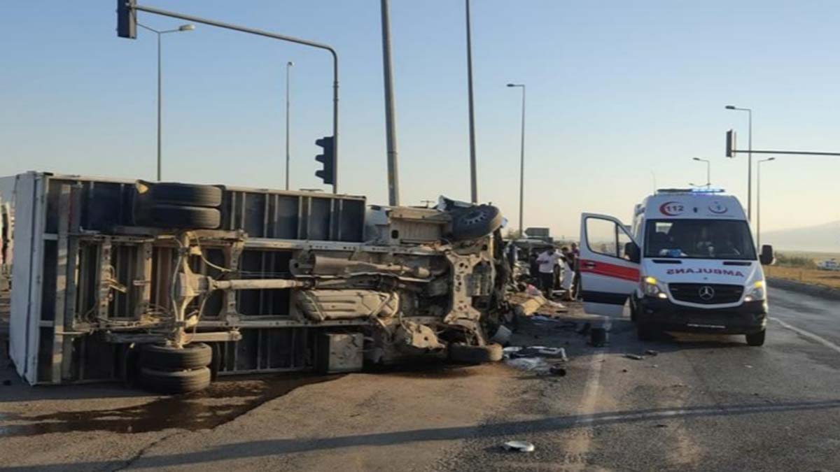 Kamyonet ile ticari araç çarpıştı: 2 çocuk öldü