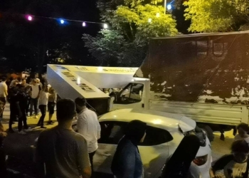 Kamyonun çarptığı totem festival alanına devrildi