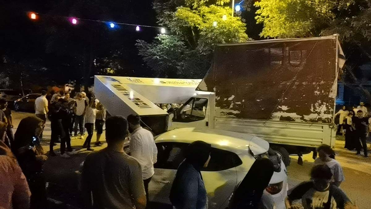 Kamyonun çarptığı totem festival alanına devrildi