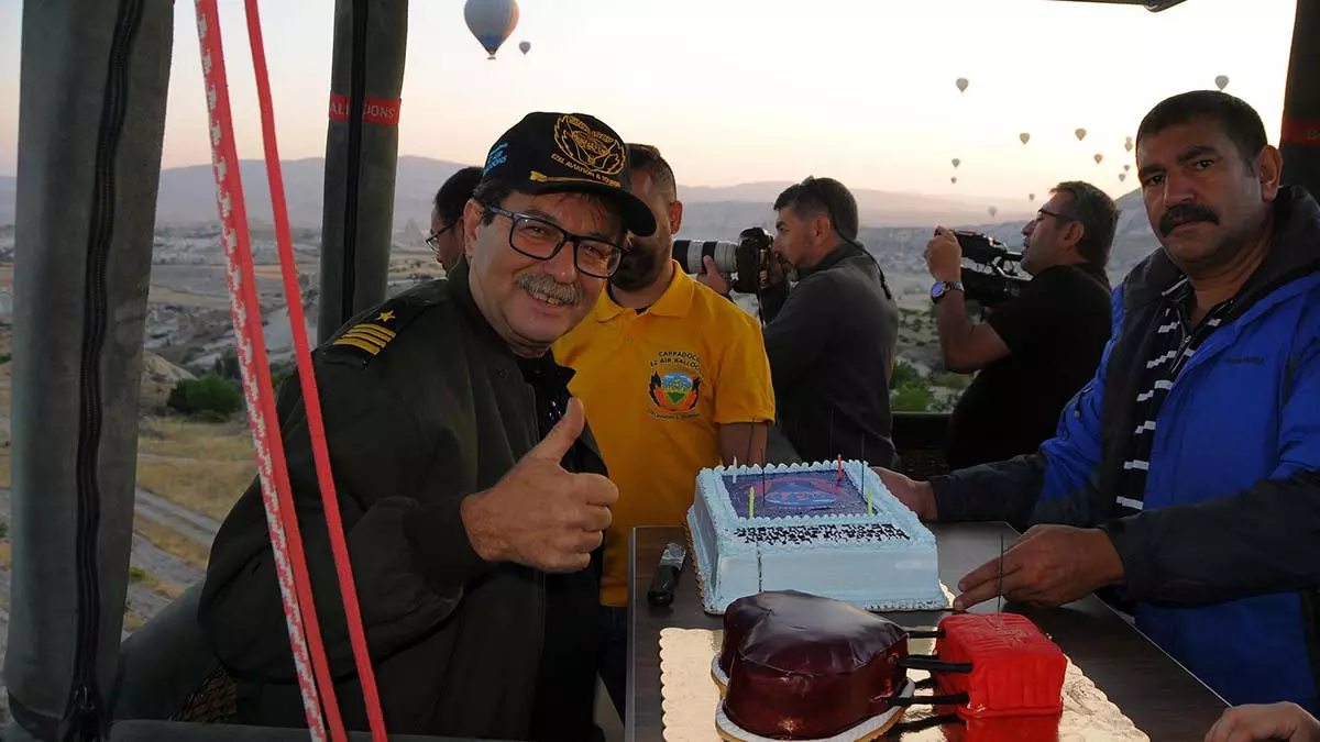Kapadokya'nın ilk balon pilotu 35'inci yılını kutladı