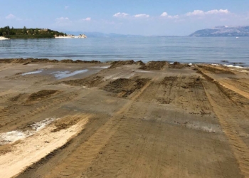Kararan Altınkum sahiline kepçeli müdahale