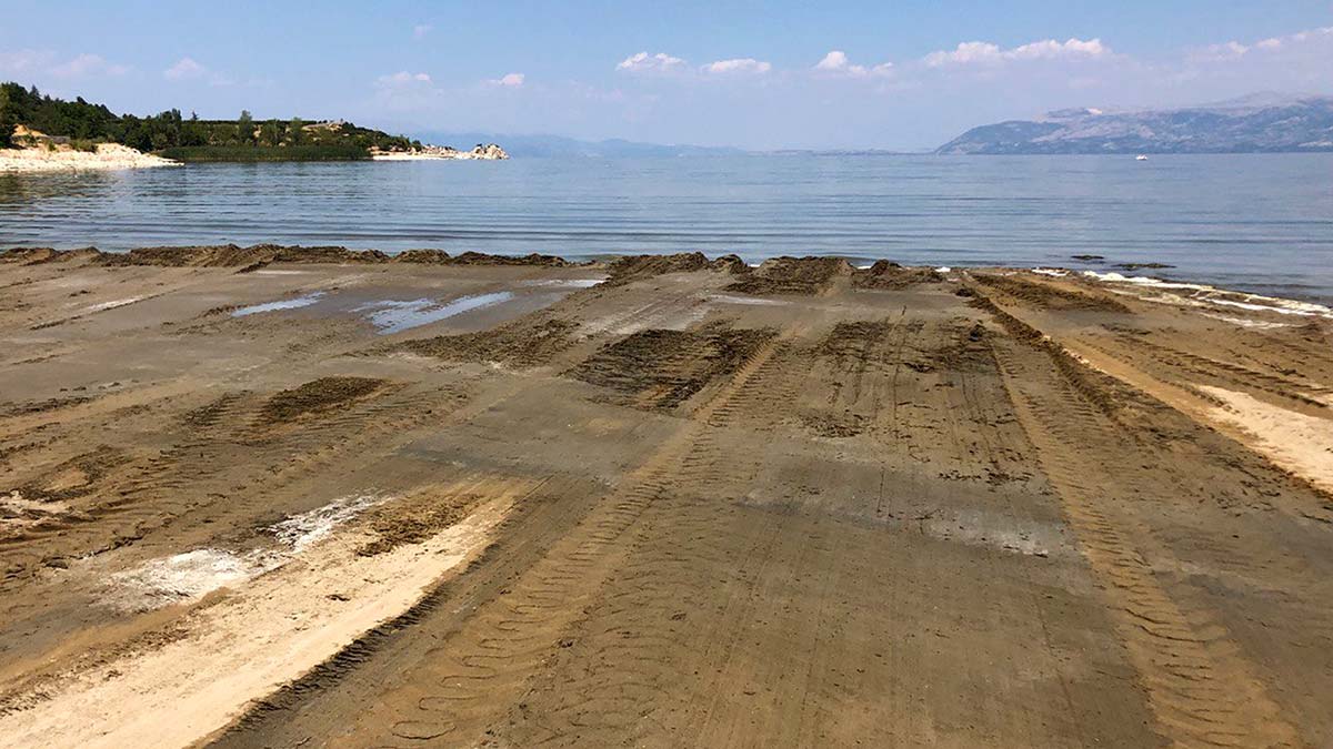 Kararan Altınkum sahiline kepçeli müdahale