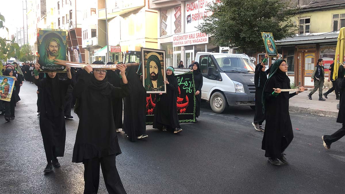 Kars'ta Kerbela şehitleri için yürüdüler