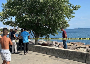 Kartal Sahili'nde denizde el bombası bulundu