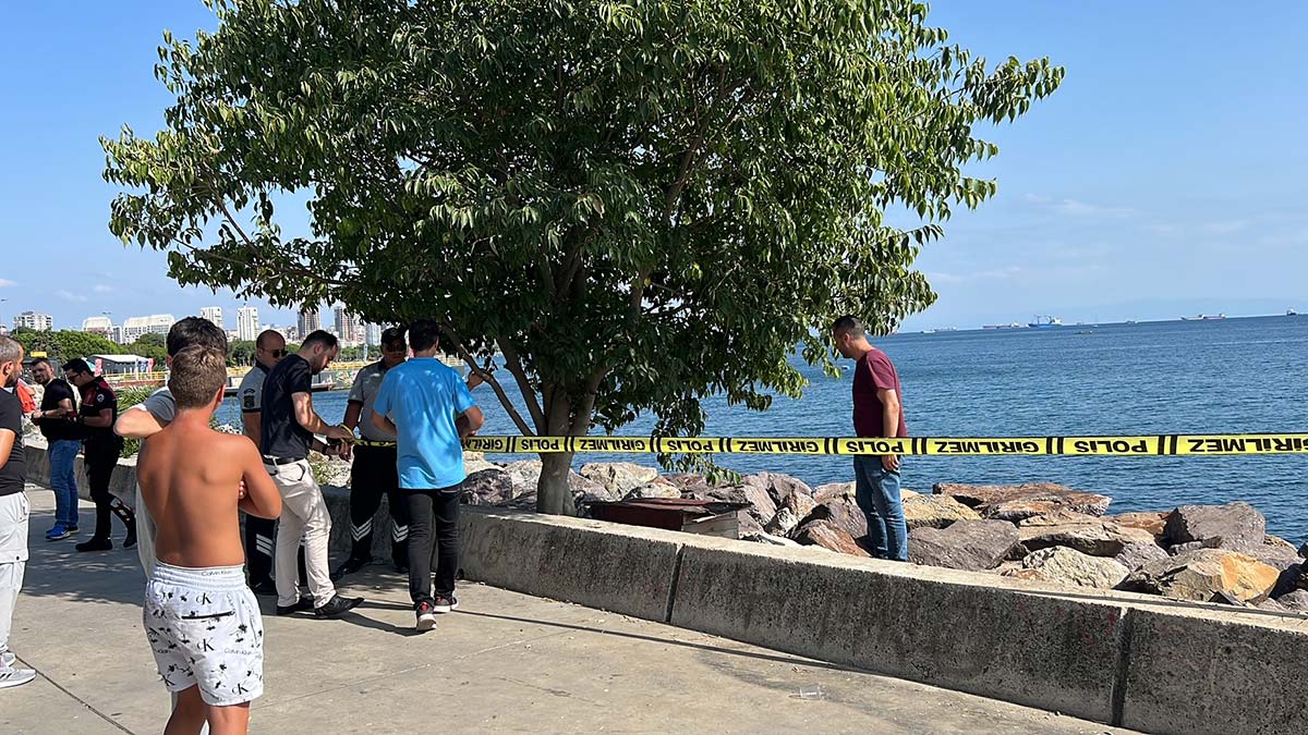 Kartal Sahili'nde denizde el bombası bulundu