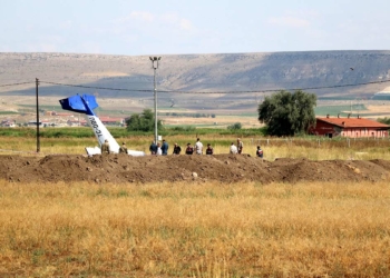 Kaza kırıma uğrayan uçağın enkazı kaldırılıyor
