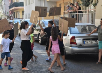 Kedileri ezen sürücülere çocuklardan uyarı