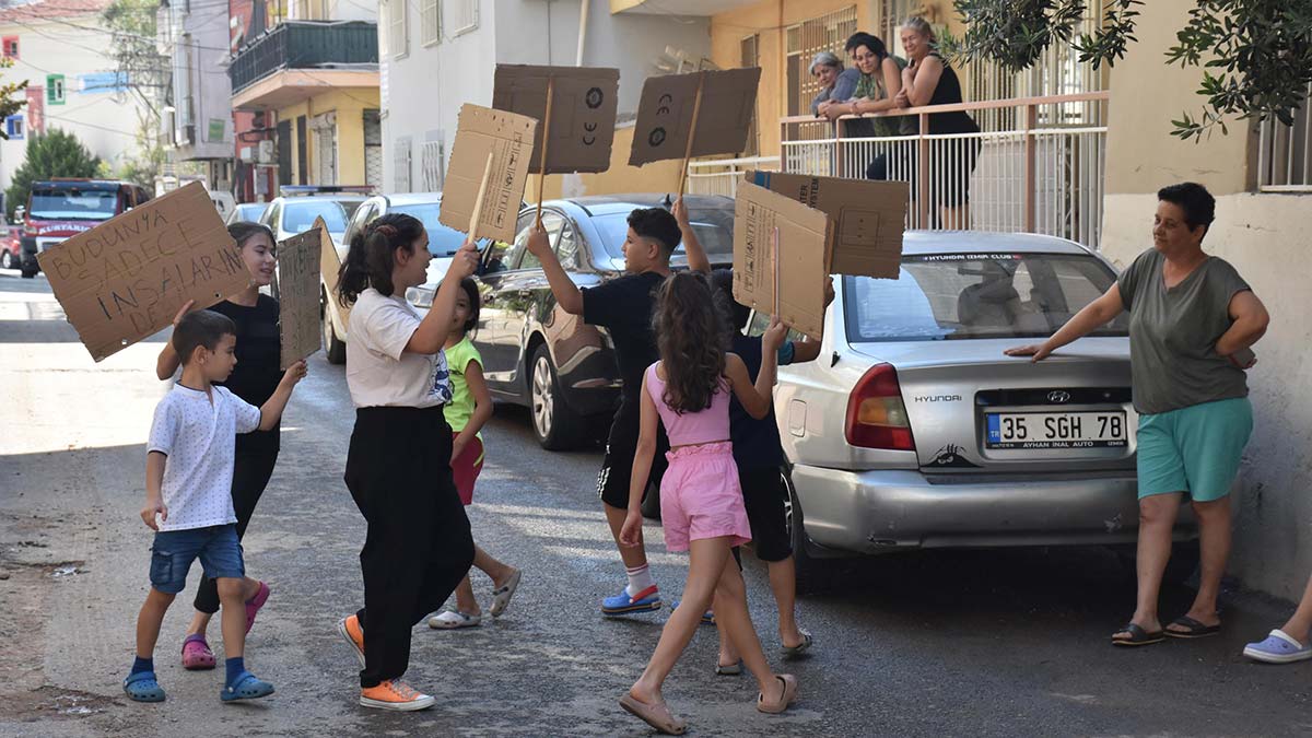 Kedileri ezen sürücülere çocuklardan uyarı