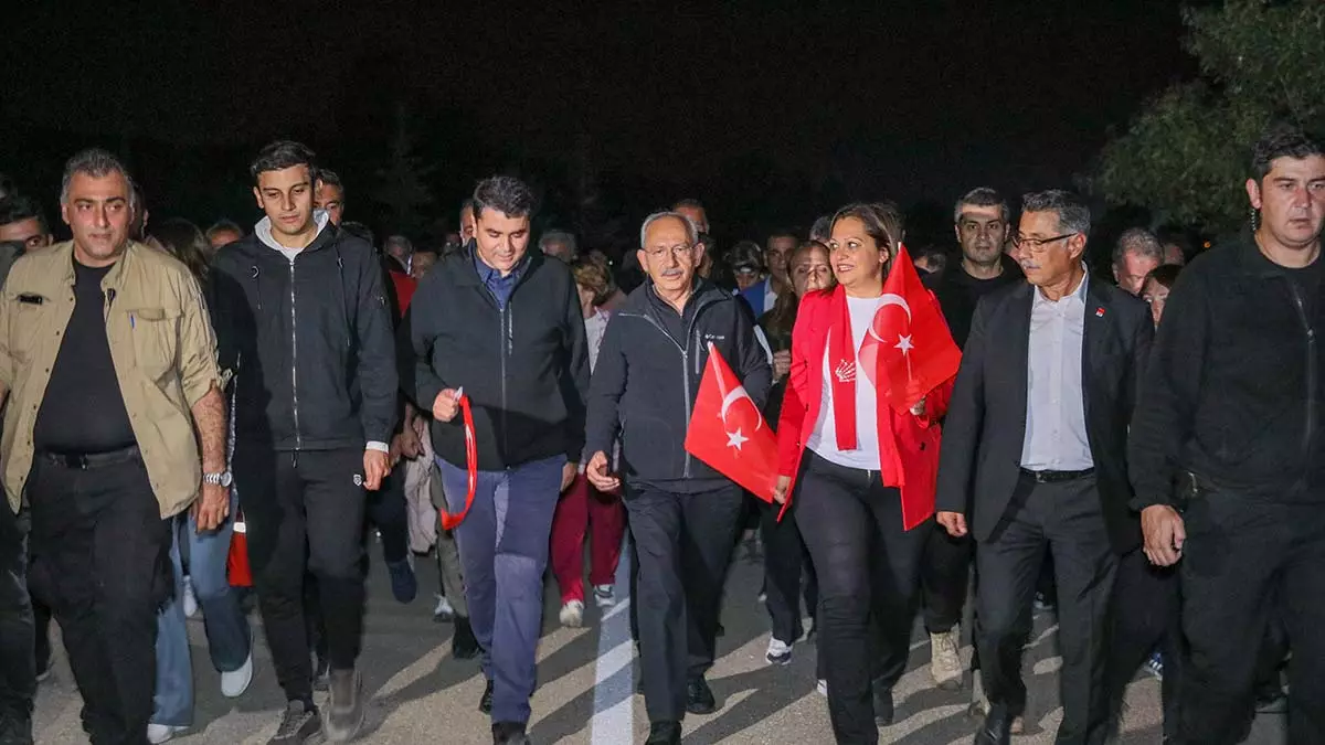 Kılıçdaroğlu ve uysal, kocatepe'ye yürüdü