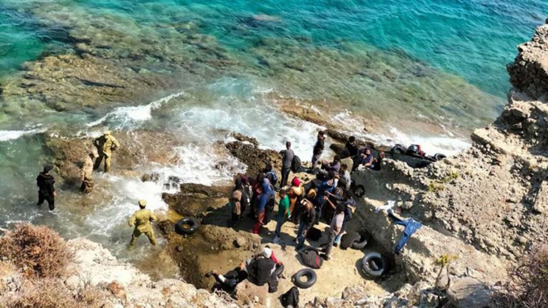 Kıyıya vuran bottan 47 göçmen kurtarıldı