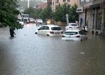 Maltepe'de sağanak; araçlar mahsur kaldı