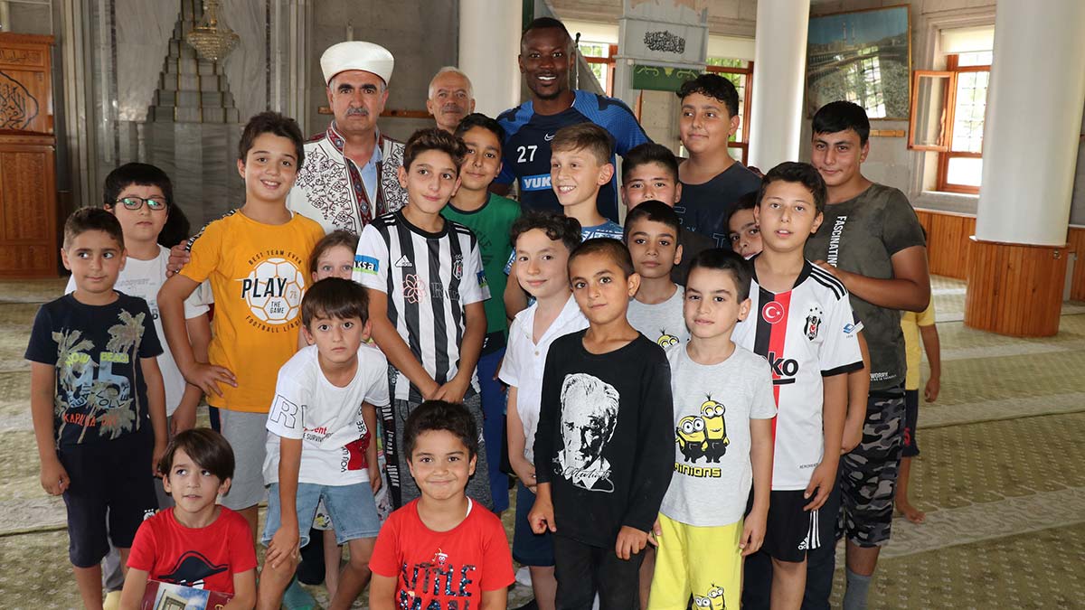 Mame Thiam, minik hayranlarıyla bir araya geldi