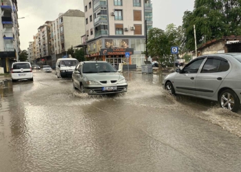 Manisa'da dolu ve sağanak etkili oldu