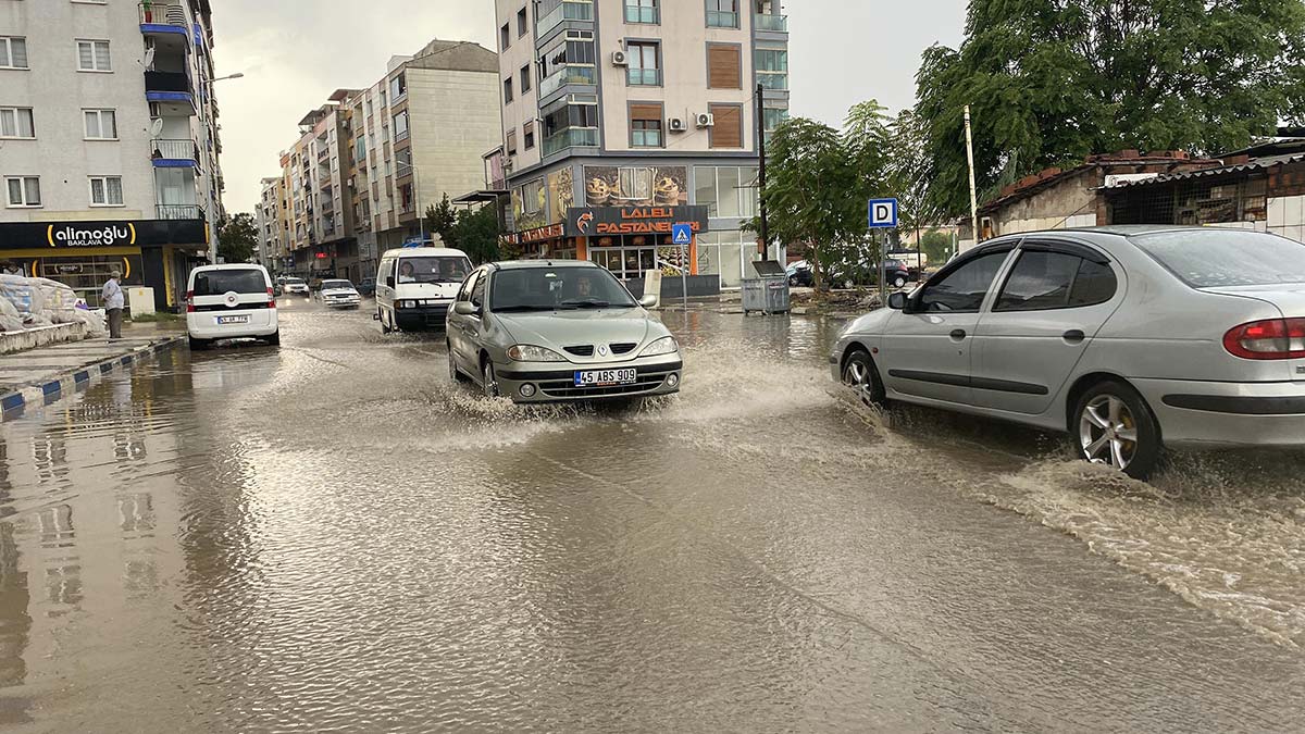 Manisa'da dolu ve sağanak etkili oldu