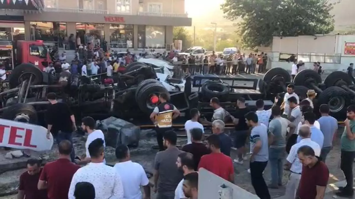 Mardin'de freni boşalan tir kalabalığa daldı