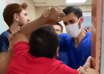 Maske uyarısında bulunan doktora saldırdı