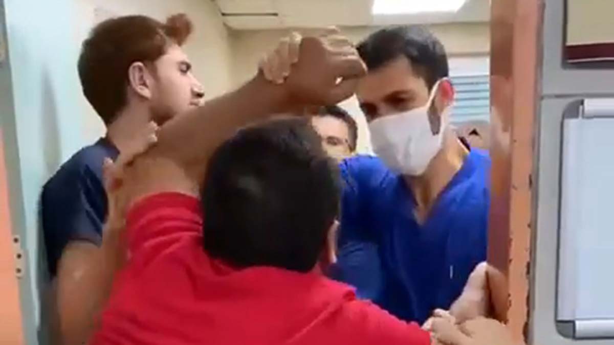 Maske uyarısında bulunan doktora saldırdı