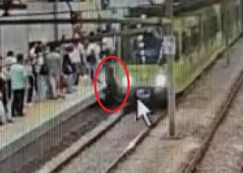 Metronun önüne atladı, vatman son anda durdu