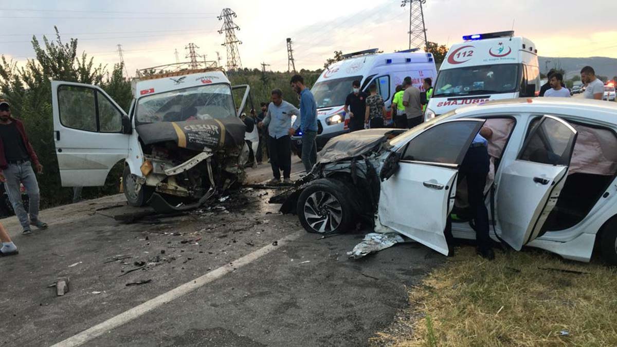 Minibüsle otomobil çarpıştı: 3'ü çocuk 20 yaralı