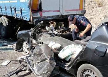 Otomobil emniyet şeridindeki TIR'a çarptı: 4 ölü