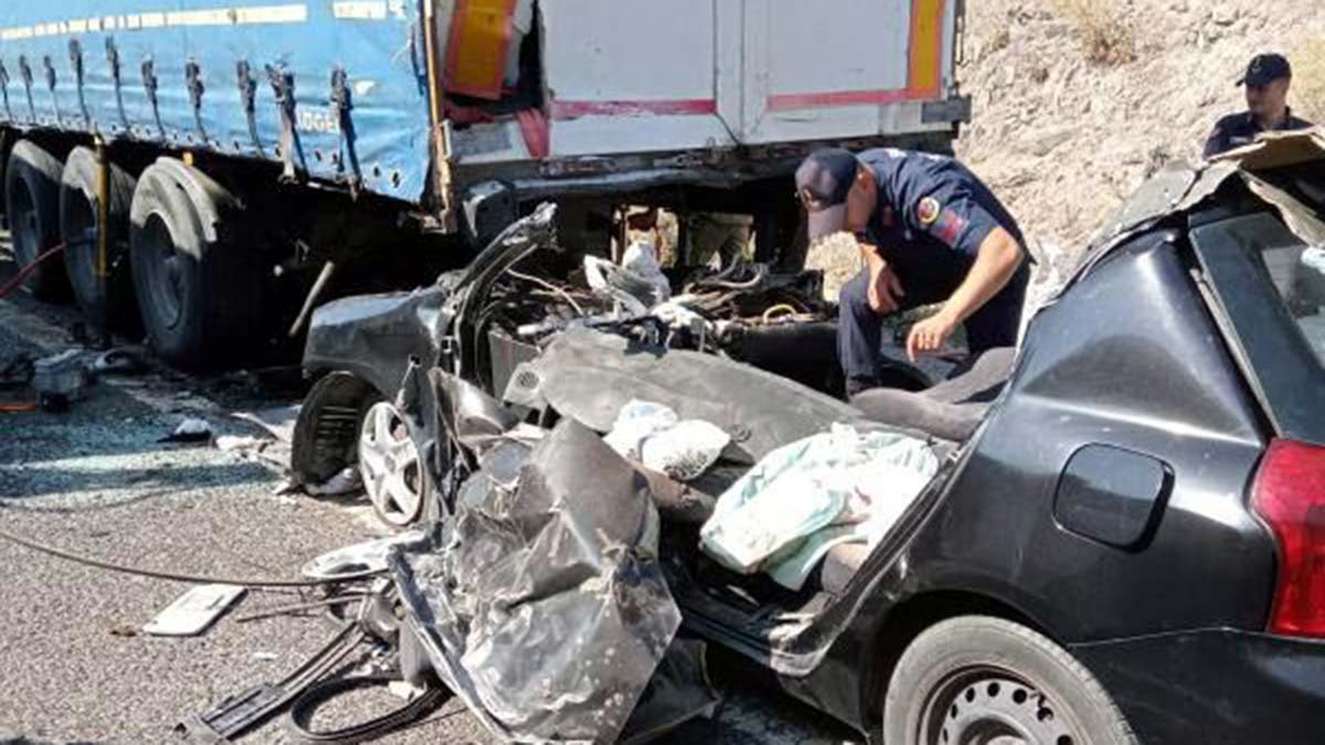 Otomobil emniyet şeridindeki TIR'a çarptı: 4 ölü