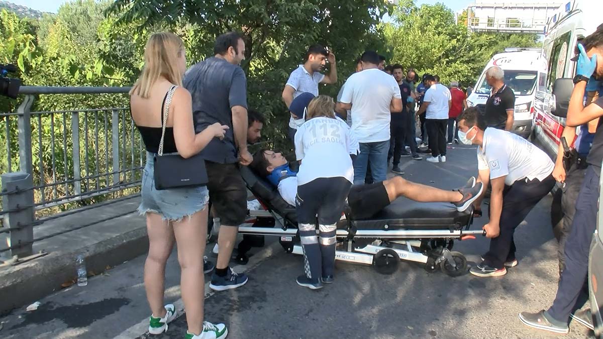 Otomobil ile yolcu minibüsü çarpıştı: 10 yaralı