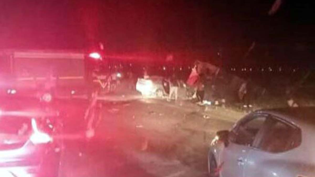 Otomobil işçi servis minibüsüne çarptı