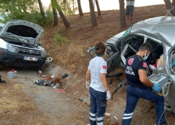 Park halindeki otomobile çarptı; 2 ölü, 4 yaralı