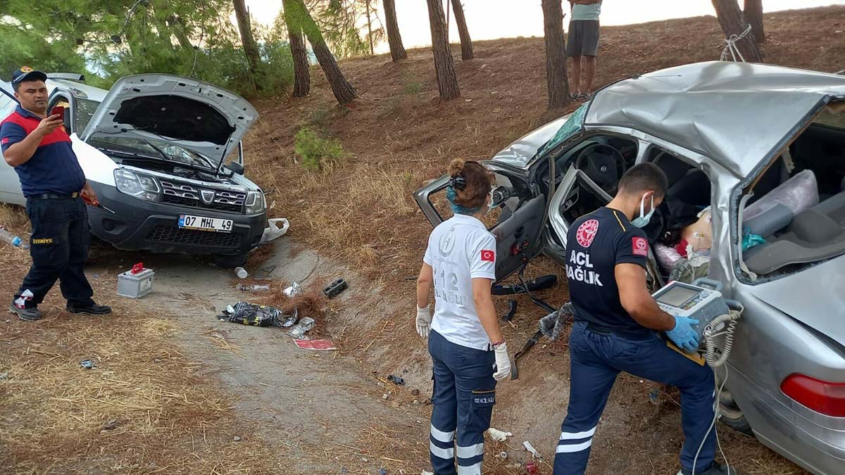 Park halindeki otomobile çarptı; 2 ölü, 4 yaralı