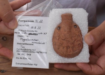 Pergamon'da 'ampulla' denilen hacı şişesi bulundu