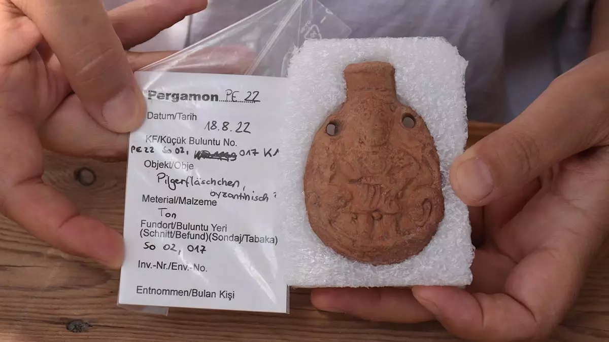 Pergamon'da 'ampulla' denilen hacı şişesi bulundu