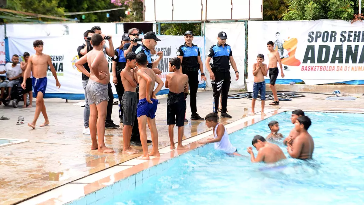 Polisler kanala giren cocuklari havuza goturdu 1 - yaşam - haberton