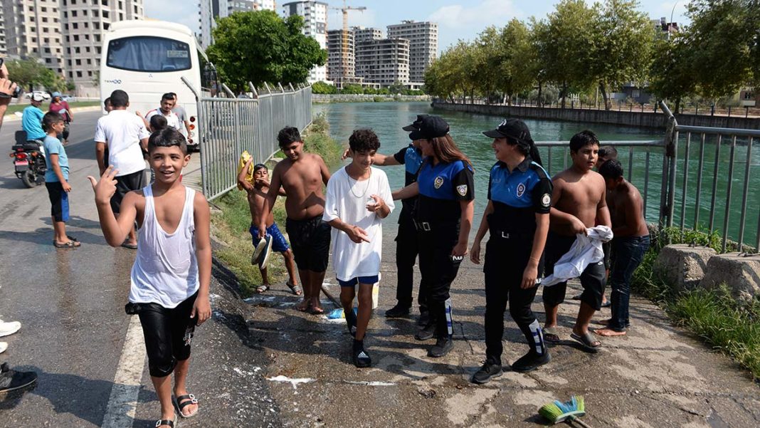 Polisler kanala giren çocukları havuza götürdü