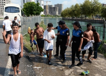 Polisler kanala giren çocukları havuza götürdü