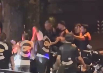 Polislerle motosikletli grup arasında arbede çıktı